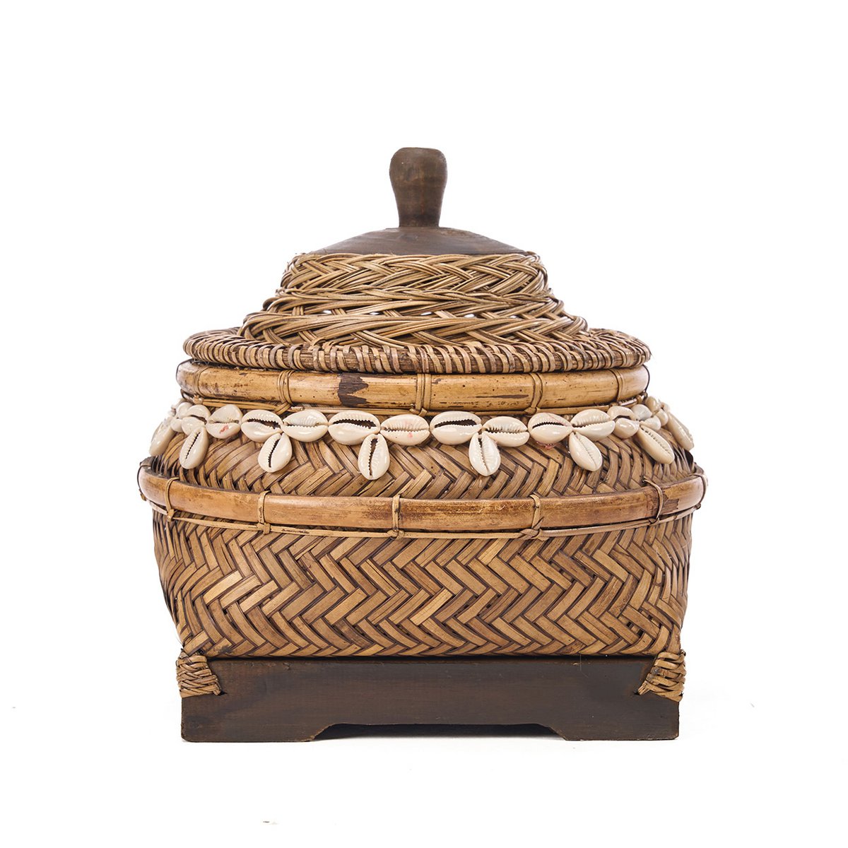 3d6ed5b5-b2ae-417a-972c-d35dce1ef91f_1200x1200_fill.jpg La Boîte au Trésor – Brun en bambou tressé avec coquillages décoratifs