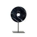 570702d9-4dfe-4c41-abd7-d74da7d7e813_1200x1200_fill.jpg Le disque de marbre sur support en marbre noir veiné sur socle métal
