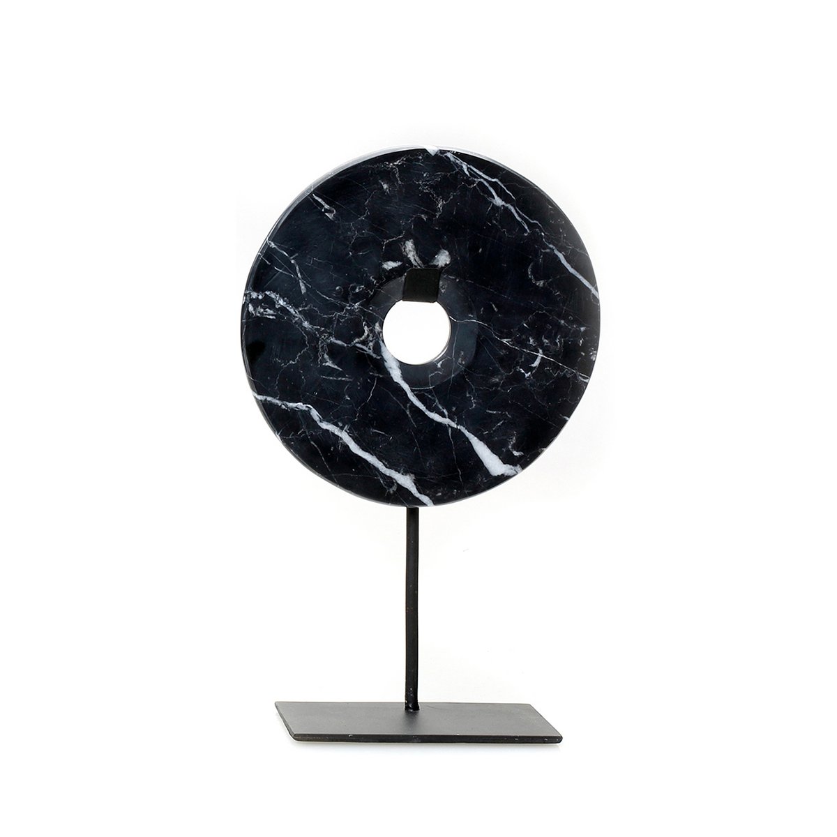 Le disque de marbre sur support en marbre noir veiné sur socle métal