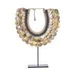 Clam Couture sur Pied collier coquillage decoratif sur socle metal noir