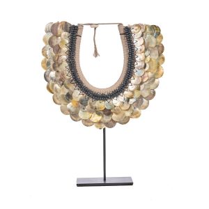 Clam Couture sur Pied collier coquillage decoratif sur socle metal noir