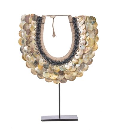 Clam Couture sur Pied collier coquillage decoratif sur socle metal noir