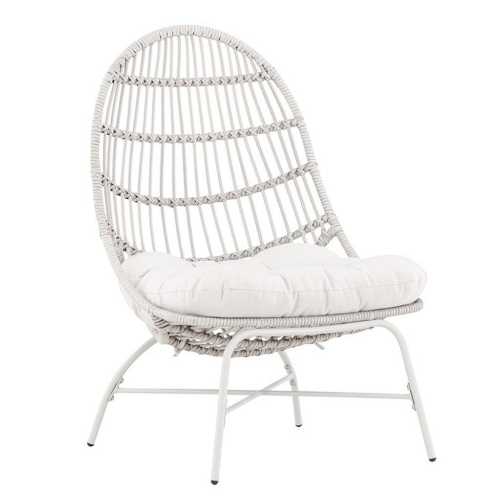 Fauteuil de jardin Paul beige avec dossier enveloppant et coussin sur terrasse extérieure