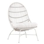 fauteuil_de_jardin_paul_esprit_rotin (1) Fauteuil de jardin Paul beige avec dossier enveloppant et coussin sur terrasse extérieure