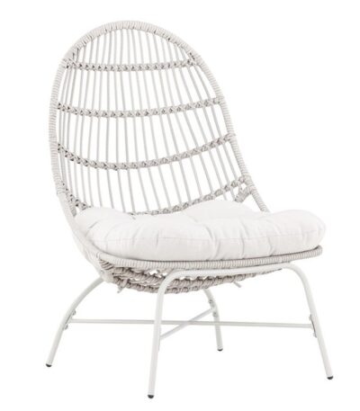 Fauteuil de jardin Paul beige avec dossier enveloppant et coussin sur terrasse extérieure
