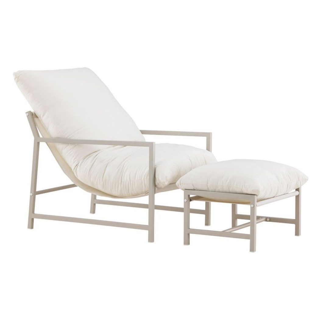 Fauteuil extérieur Corso beige en acier avec coussins et repose-pieds assorti sur terrasse moderne