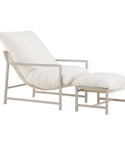 Fauteuil extérieur Corso beige en acier avec coussins et repose-pieds assorti sur terrasse moderne
