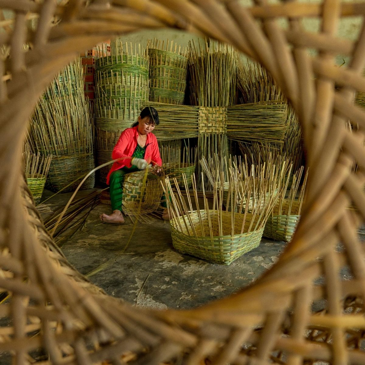 Atelier de fabrication artisanale de panier en rotin naturel en Indonésie