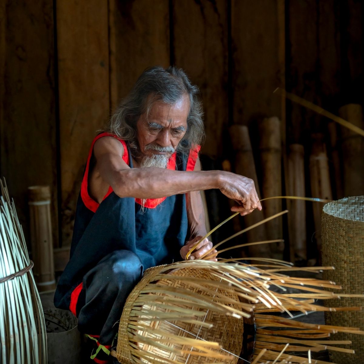 Artisan réalisant le tressage manuel d’un meuble en rotin naturel