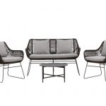 Salon de jardin Davao avec canapé 2 places, deux fauteuils et table ronde en corde brune et coussins gris