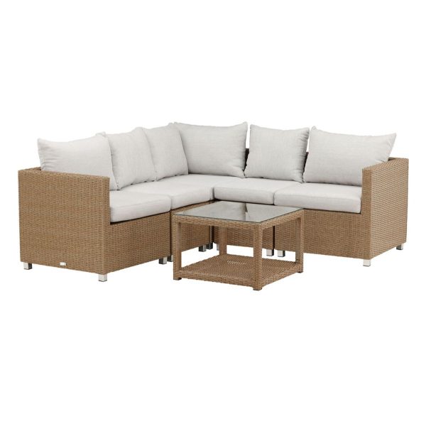 salon_de_jardin_vanos_esprit_rotin (4) Salon de jardin d’angle Vamos en rotin synthétique naturel avec coussins clairs et table basse en verre