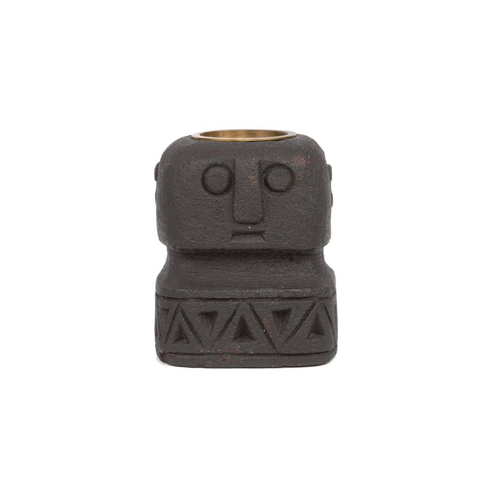 Bougeoir Sumba Stone 2326 en pierre noire sculpté à la main avec visage stylisé inspiration statue indonésienne