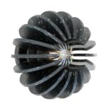 Applique Boule Wrecking noir terrazzo en plastique recyclé design mural contemporain avec motif graphique