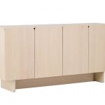 Buffet Tyra blanchi en bois clair avec portes, meuble de rangement design épuré pour salon ou salle à manger