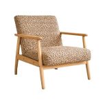 Fauteuil Motif Léopard Ruben en bois naturel avec tissu pour salon ou coin lecture intérieur