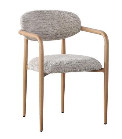 Chaise grise sake au style Japandi avec accoudoirs et structure aspect bois pour salle a manger.