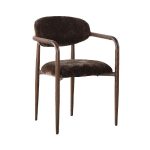 Chaise marron sake au style Japandi avec accoudoirs et structure aspect bois pour salle a manger.