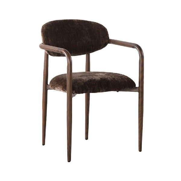 Chaise marron sake au style Japandi avec accoudoirs et structure aspect bois pour salle a manger.