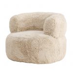 Fauteuil Gerry en fourrure blanc cassé avec assise large et formes arrondies