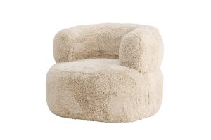 Fauteuil Gerry en fourrure blanc cassé avec assise large et formes arrondies