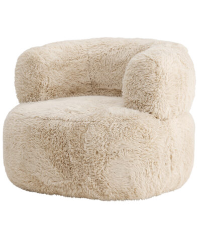 Fauteuil Gerry en fourrure blanc cassé avec assise large et formes arrondies