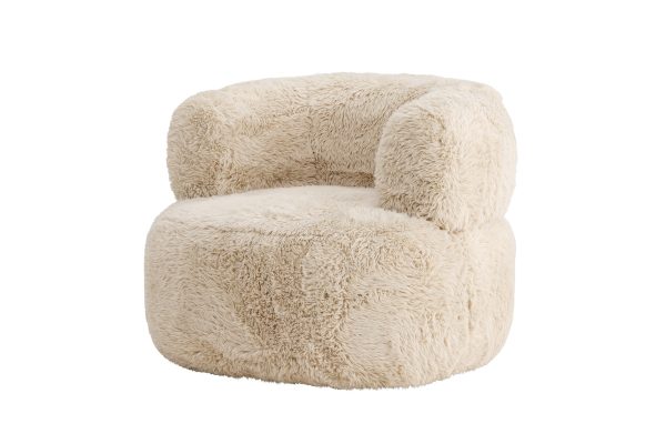 Fauteuil Gerry en fourrure blanc cassé avec assise large et formes arrondies
