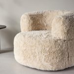 Fauteuil Gerry en fourrure blanc cassé