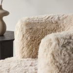 Fauteuil Gerry en fourrure blanc cassé