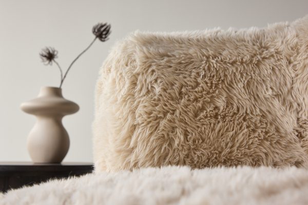 Fauteuil Gerry en fourrure blanc cassé