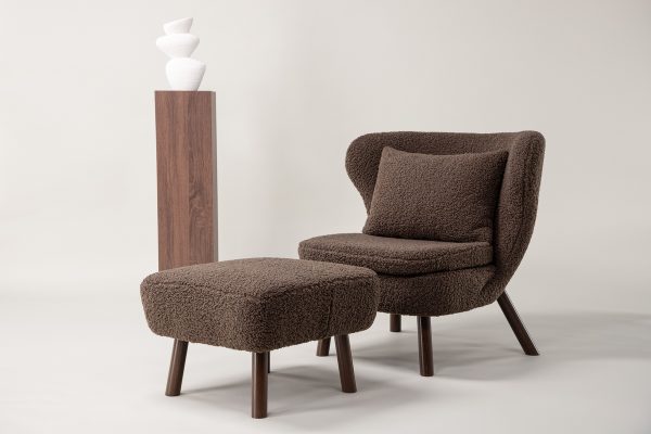 Fauteuil Rye tissu teddy marron avec repose-pieds (3) Fauteuil de salon Hadol à dossier haut