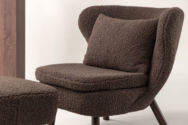 Fauteuil Rye tissu teddy marron avec repose-pieds (5) Fauteuil de salon Hadol à dossier haut