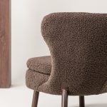 Fauteuil Rye tissu teddy marron avec repose-pieds (7) Fauteuil de salon Hadol à dossier haut