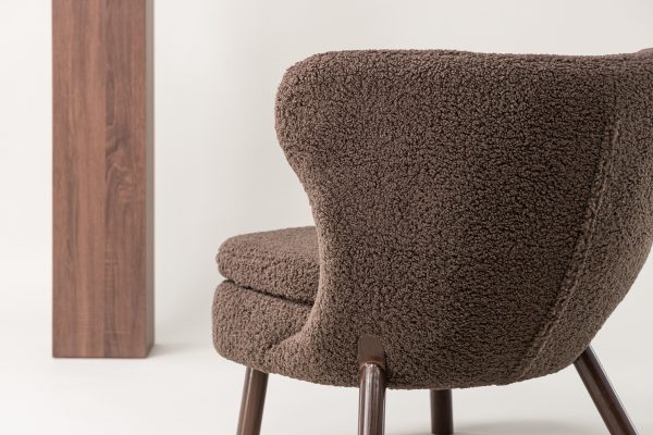 Fauteuil Rye tissu teddy marron avec repose-pieds (7) Fauteuil de salon Hadol à dossier haut