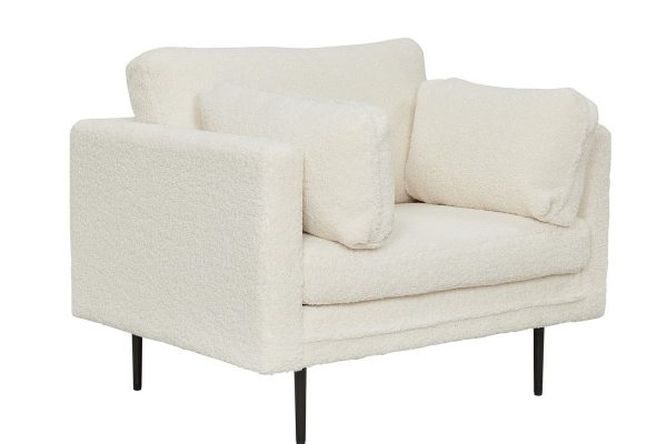 Fauteuil de salon Bosco blanc teddy esprit rotin home (7) Fauteuil de salon Bosco blanc teddy avec assise profonde et revêtement texturé dans un intérieur contemporain