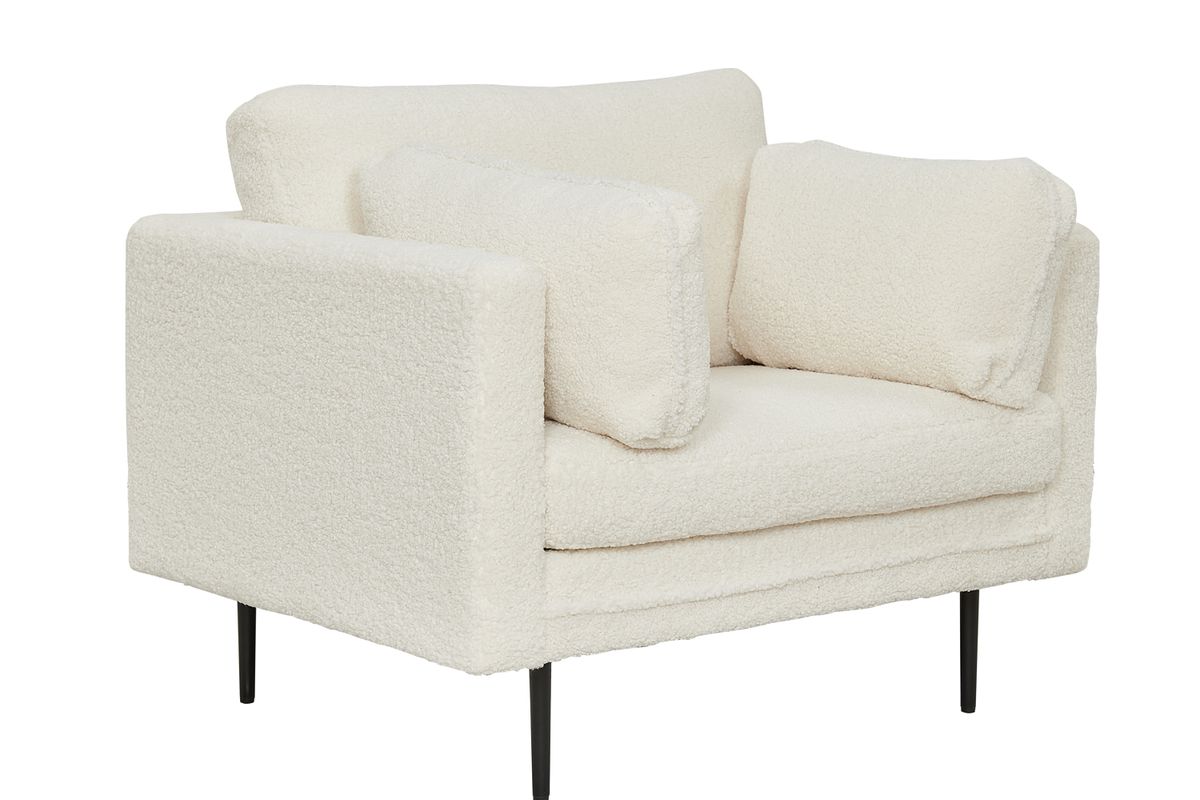 Fauteuil de salon Bosco blanc teddy avec assise profonde et revêtement texturé dans un intérieur contemporain