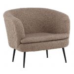Fauteuil de salon Noth en tissu bouclé esprit rotin (1) Fauteuil de salon Noth en tissu bouclé beige avec pieds acier noir dans un intérieur contemporain