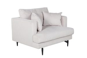 Fauteuil de salon beige Soren en velours côtelé avec assise profonde et pieds acier noir dans un intérieur contemporain