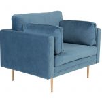 Fauteuil de salon bleu Bosco esprit rotin home (7) Fauteuil de salon bleu Bosco en velours avec assise profonde et coussins dans un intérieur contemporain