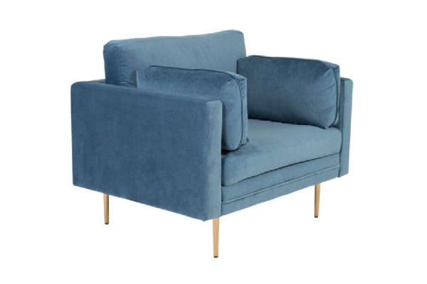 Fauteuil de salon bleu Bosco esprit rotin home (7) Fauteuil de salon bleu Bosco en velours avec assise profonde et coussins dans un intérieur contemporain