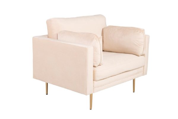 Fauteuil de salon crème Bosco esprit rotin home (9) Fauteuil de salon crème Bosco en velours avec assise profonde et coussins dans un intérieur contemporain