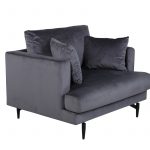 Fauteuil de salon gris Soren esprit rotin home (7) Fauteuil de salon gris Soren en velours avec assise profonde et pieds acier noir dans un intérieur contemporain