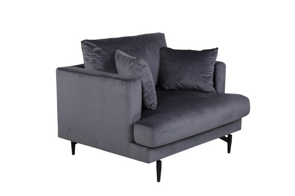Fauteuil de salon gris Soren esprit rotin home (7) Fauteuil de salon gris Soren en velours avec assise profonde et pieds acier noir dans un intérieur contemporain