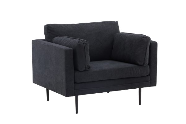 Fauteuil de salon noir Bosco esprit rotin home (1) Fauteuil de salon noir Bosco en tissu avec coussins généreux et pieds fins en acier dans un intérieur contemporain