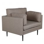 Fauteuil de salon taupe Bosco esprit rotin home (8) Fauteuil de salon taupe Bosco en tissu avec assise profonde et coussins dans un intérieur contemporain
