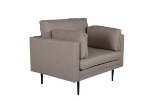 Fauteuil de salon taupe Bosco en tissu avec assise profonde et coussins dans un intérieur contemporain