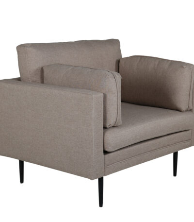 Fauteuil de salon taupe Bosco en tissu avec assise profonde et coussins dans un intérieur contemporain