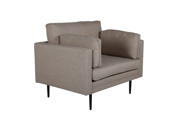 Fauteuil de salon taupe Bosco esprit rotin home (8) Fauteuil de salon taupe Bosco en tissu avec assise profonde et coussins dans un intérieur contemporain