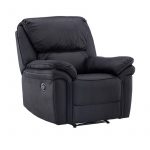 Fauteuil inclinable noir Salvino en microfibre avec repose-jambes intégré dans un salon contemporain