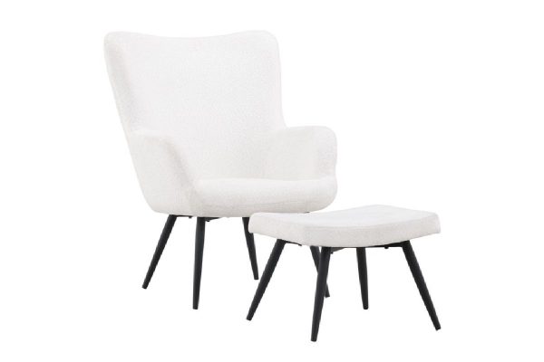Fauteuil relax blanc Komodor avec repose-pieds en tissu bouclé et piètement noir dans un salon contemporain