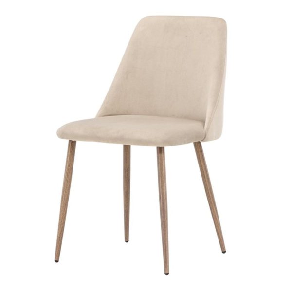 Chaise de salle à manger beige Niza lot de 2 avec revêtement velours et pieds effet bois noyer dans un intérieur contemporain
